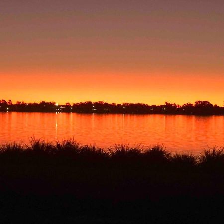 Villa Lakehouse With Jetty & Pool Yarrawonga Exterior foto